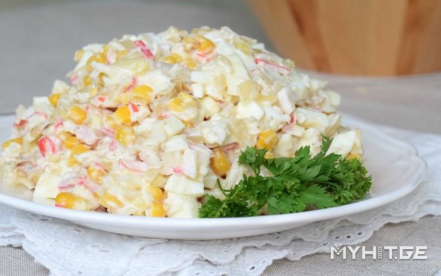 კრაბის სამეფო სალათა - საპატიო ადგილს დაიკავებს სადღესასწაულო სუფრაზე!