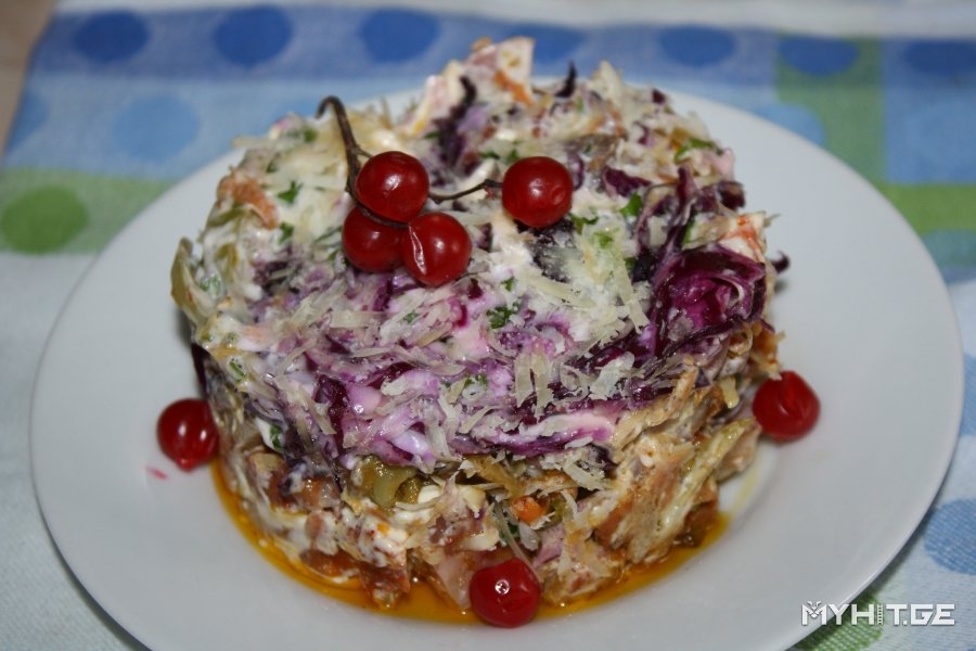 სალათა შებოლილი ქათმით