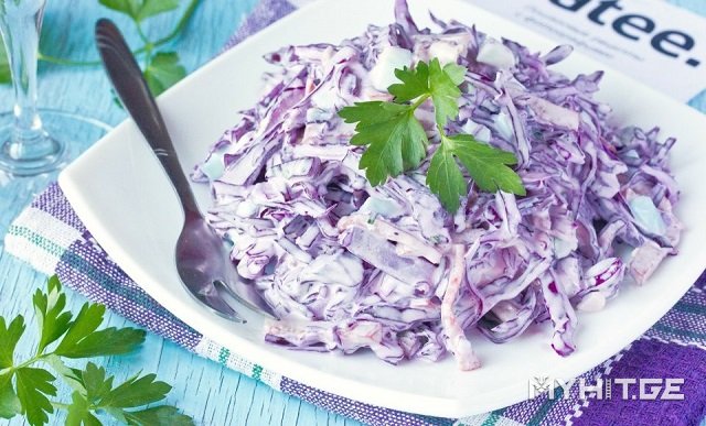 წითელი კომბოსტოს სალათა, რომელსაც რამდენიმე წუთში მოამზადებთ