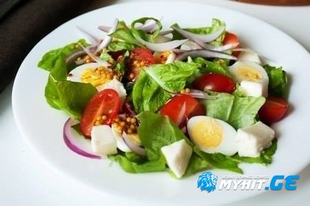 სალათა სულგუნით და მწყრის კვერცხით