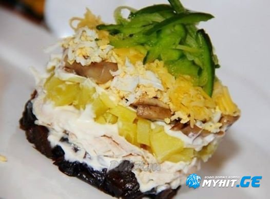 სალათა შავი ქლიავით და ქათმით