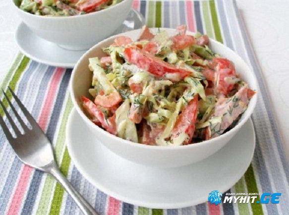ცოცხალი ბოსტნეულის სალათა ძეხვით და არაჟნის სოუსით