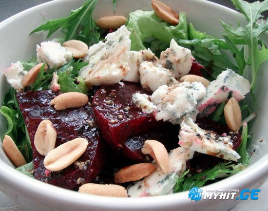 პიკანტური სალათი შემწვარი ჭარხლით და ობიანი ყველით