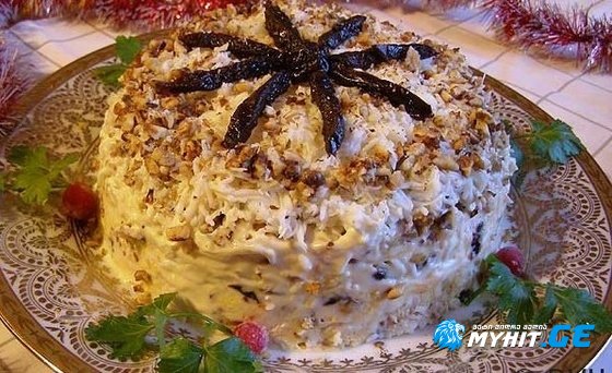 ქათმის უგემრიელესი სალათა ქლიავის ჩირით და ნიგვზით