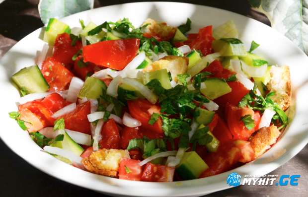 "პანცანელა" - კიტრის და პომიდვრის სალათა პურით