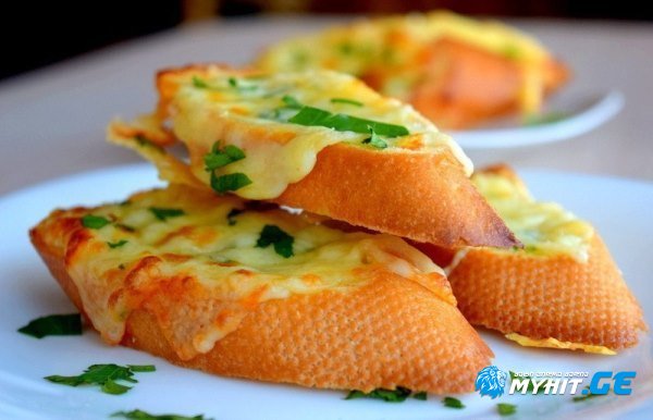 ხრაშუნა ბუტერბროდები ყველითა და ნივრით