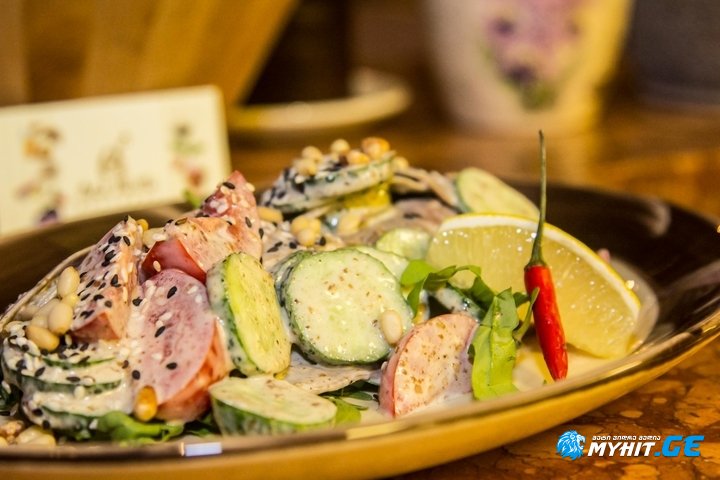 ენის სალათა ნიგვზიანი სოუსით