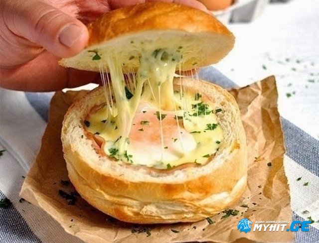 ცხელი ფუნთუშები კვერცხით, ყველითა და ლორით