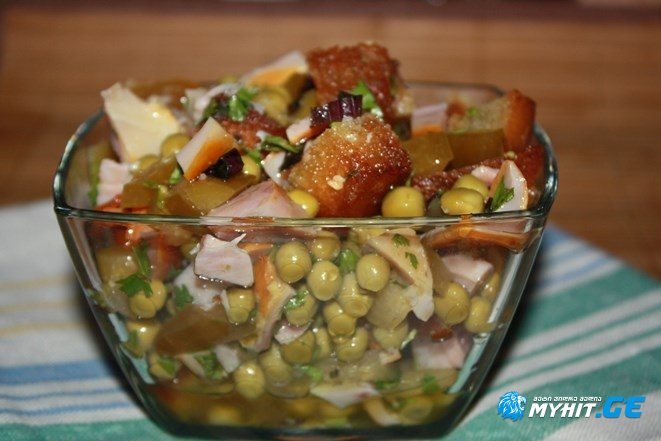 სალათი შებოლილი ქათმით