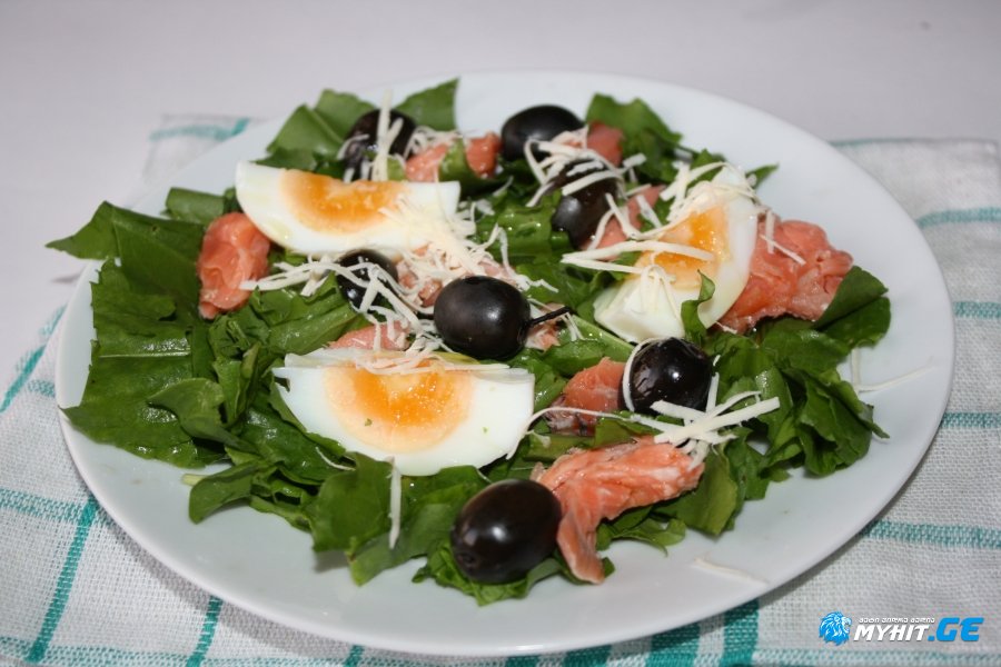 შებოლილი ორაგულის სალათა