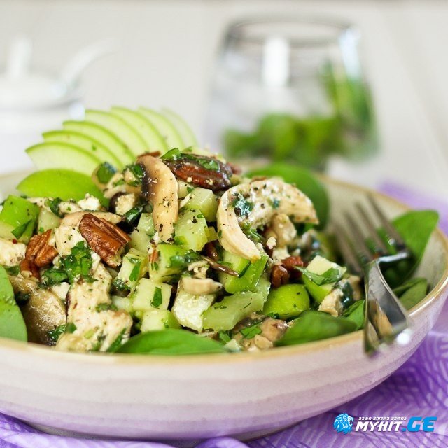 კალიფორნიული ქათმის სალათა მაიონეზის გარეშე