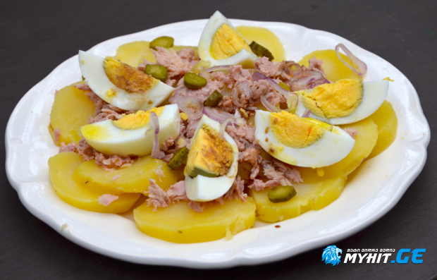 კარტოფილის სალათა თინუსით და კვერცხით