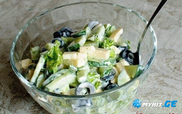 კიტრის მსუბუქი სალათა ზეთისხილით და ყველით