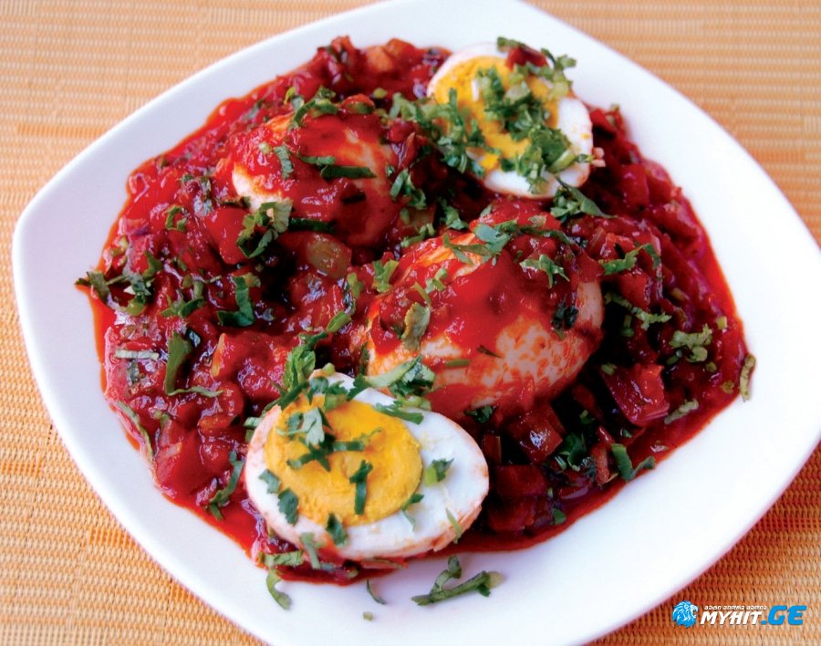 კვერცხი ბოსტნეულის სოუსში - ნოყიერი და გემრიელი საუზმე