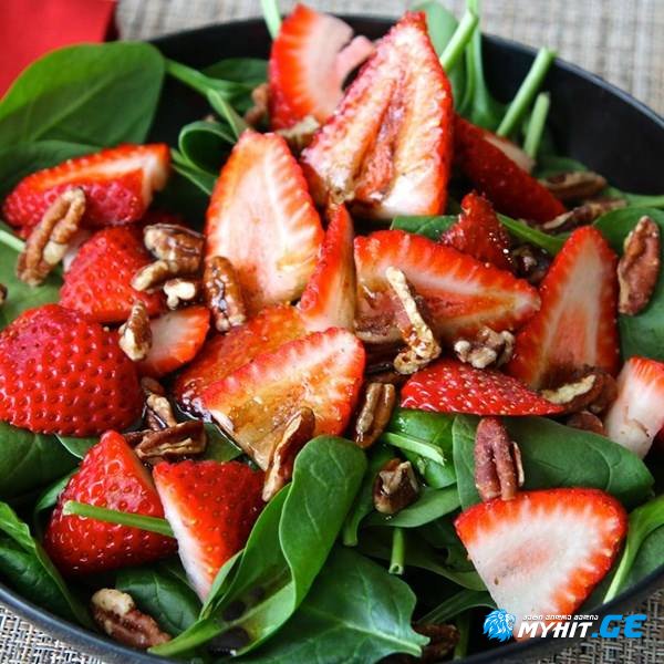 მარწყვის სალათი ისპანახითა და ნუშით