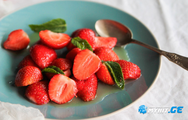 მარწყვის სალათა პიტნით