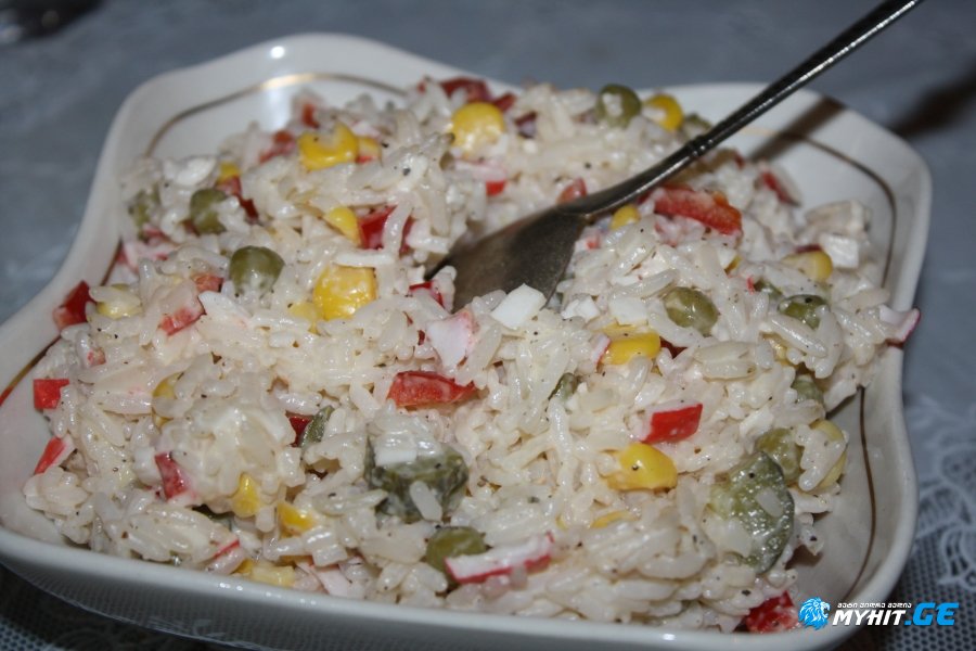 სალათა კიბორჩხალის ჩხირებით და ბრინჯით