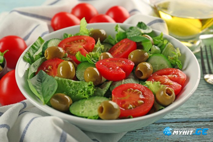 მარტივი და ძალიან გემრიელი სალათა პომიდვრითა და ზეთისხილით