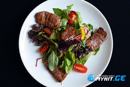 საქონლის ხორცის სალათა კომბოსტოთი და პამიდვრით