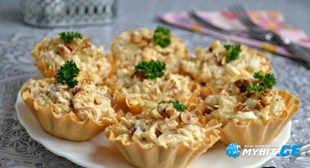 გემრიელი, წვნიანი სალათა ქათმითა და ანანასით ვაფლის კალათებში