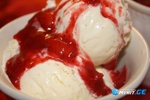 ნაზი და გემრიელი ვანილის ნაყინი ახალი მარწყვით