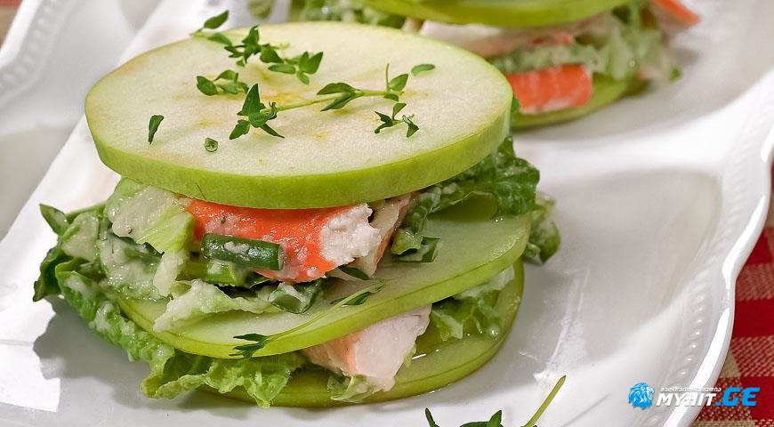 ვაშლის სალათა კიბორჩხალის ჩხირებით