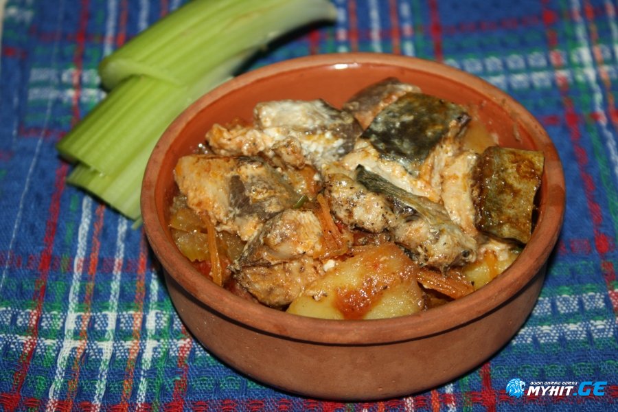 თევზი ძეხვითა და ბოსტნეულით