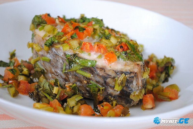 მწვანილებში მომზადებული არომატული თევზი