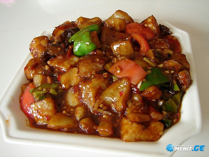 წვნიანი ხორცი ქამა სოკოთი და ტკბილი წიწაკით – მოამზადეთ ვახშმად!