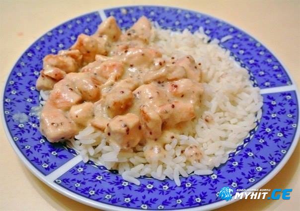 ქათმის ფილე არაჟნისა და მდოგვის სოუსში