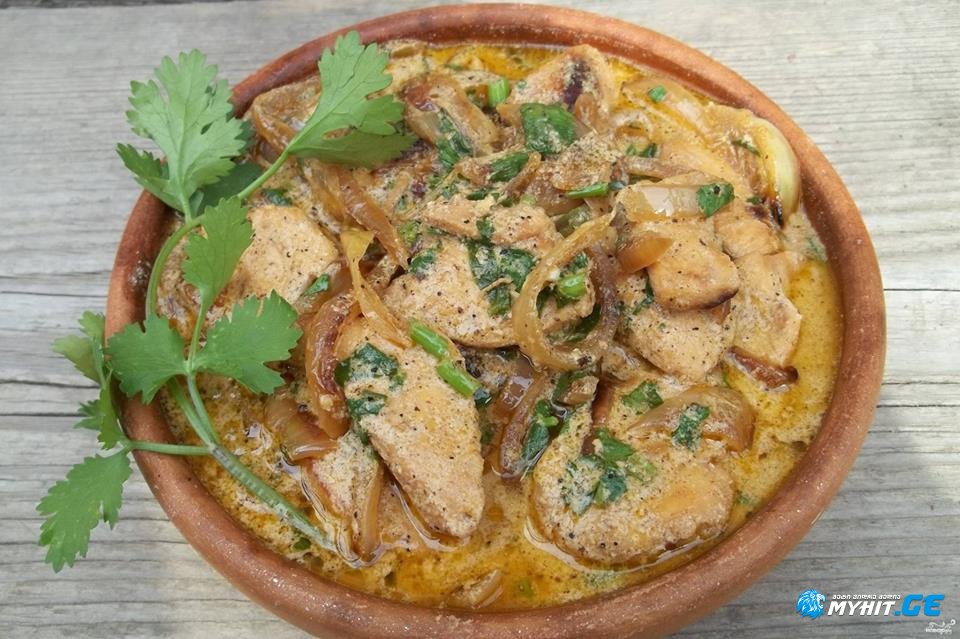 კერძი, რომელიც „თავისით კეთდება“ - არაჟანში ჩაშუშული ქათმის ხორცი სპეცრეცეპტით