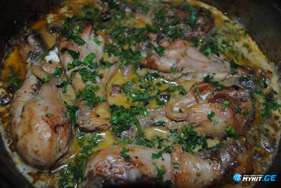 ხახვში ჩაშუშული ქათამი ქინძით