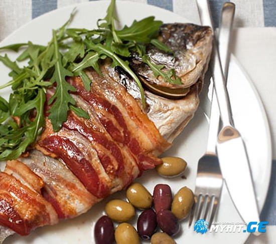 ბეკონში შემწვარი თევზი