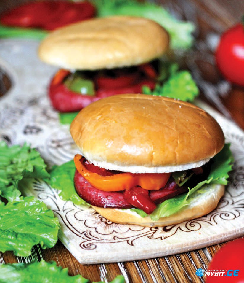 ბურგერი შემწვარი ძეხვითა და ტკბილი წიწაკით