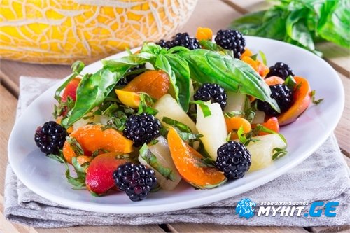 ნესვის სალათი ატმითა და მაყვლით