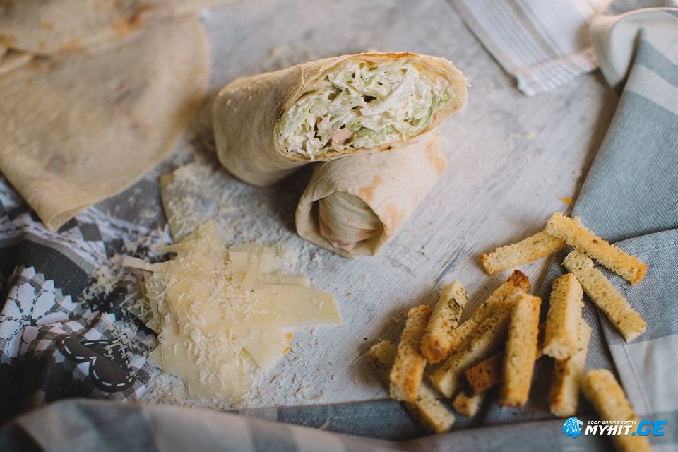 ცეზარის ვრაპი ქათმით - კვირის რჩეული კერძი კაფე “პიატოში“