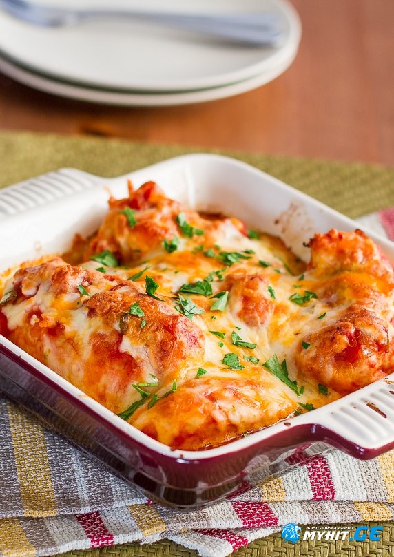 ქათმის ფილე ყველითა და პომიდვრით