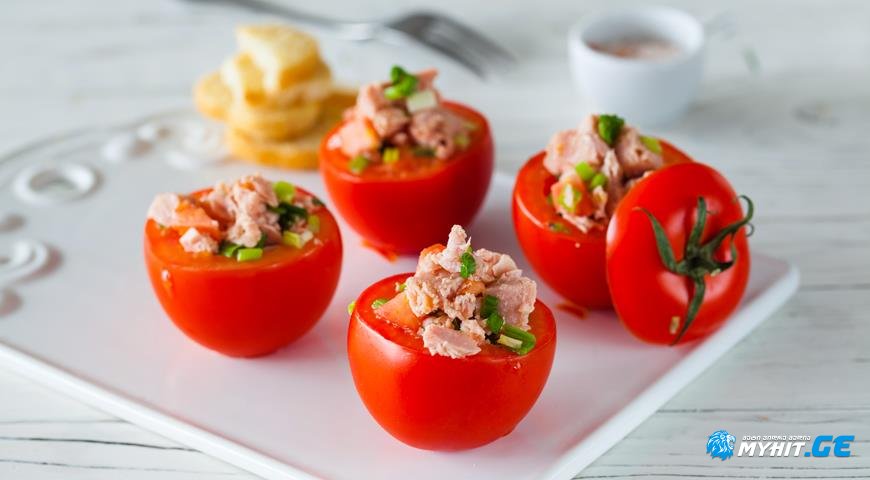 თინუსით ფარშირებული პომიდორი