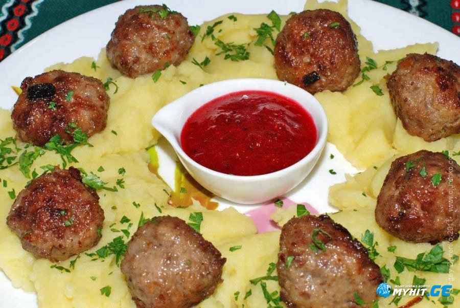 შემწვარი გუფთები კარტოფილის პიურეს გარნირით