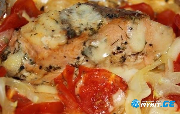 ღუმელში შემწვარი ორაგული ბოსტნეულით და კეფირის სოუსით