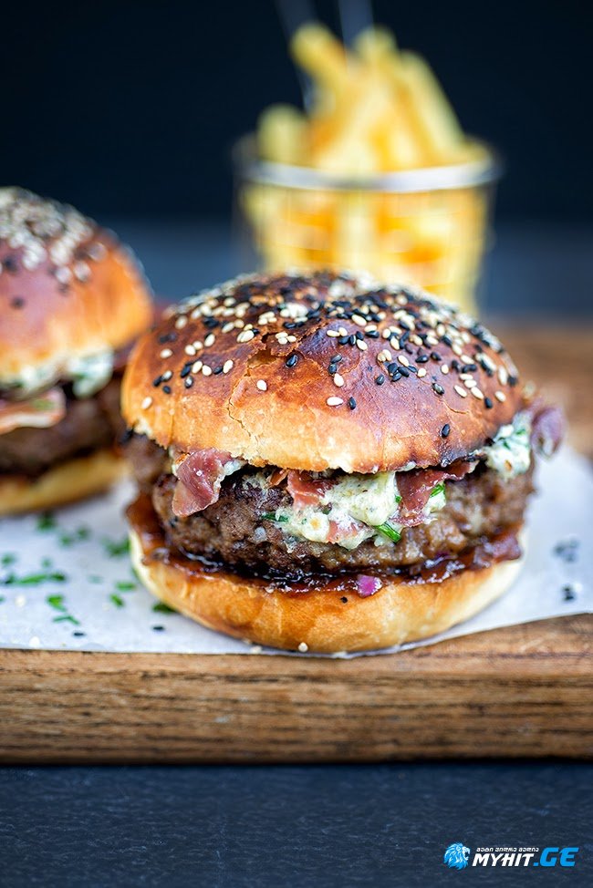 ჰამბურგერი ლურჯი ყველის სოუსით