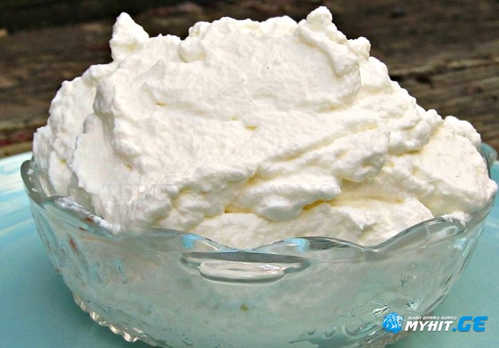 შინ მომზადებული სქელი ნაღები რძითა და კარაქით