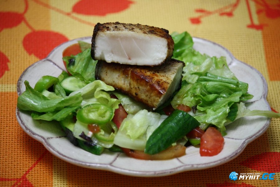 თევზი ესკოლარი სალათით