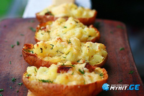 გამომცხვარი კარტოფილი სოკოსა და ქათმის გულსართით