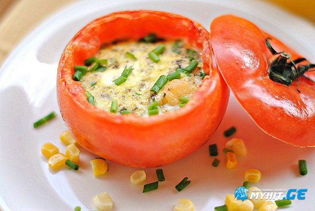 კვერცხი პამიდორში - ეს სწრაფი საუზმე დაგარწმუნებთ, რომ გენიალურობა სიმარტივეშია