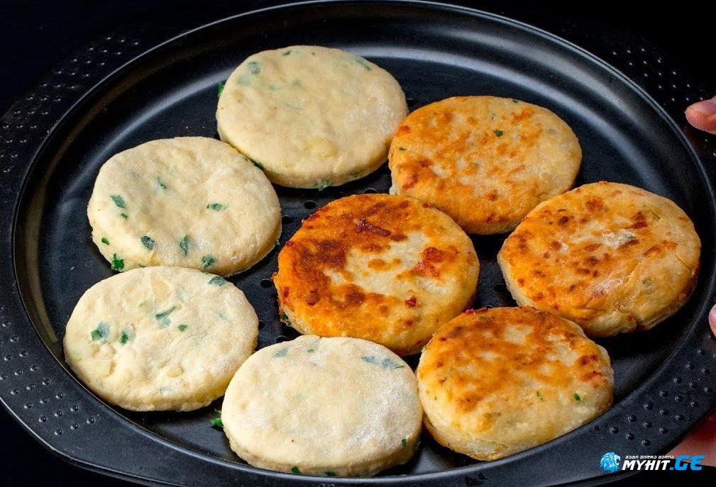 ეს ყველიანი ბლინები დაგარწმუნებთ, რომ გენიალურობა სიმარტივეშია