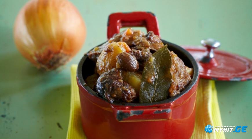 ხბოს ხორცის ჩაშუშული შავი ქლიავის ჩირით