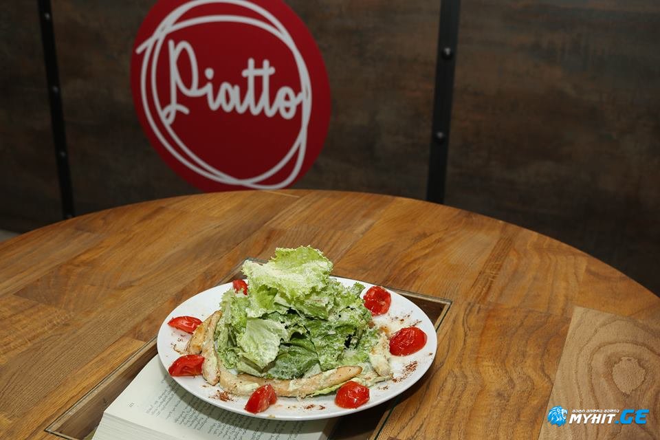 სალათი ფრიკადელი - თვის კერძი კაფე „პიატოს“ შეფ-მზარეულისგან