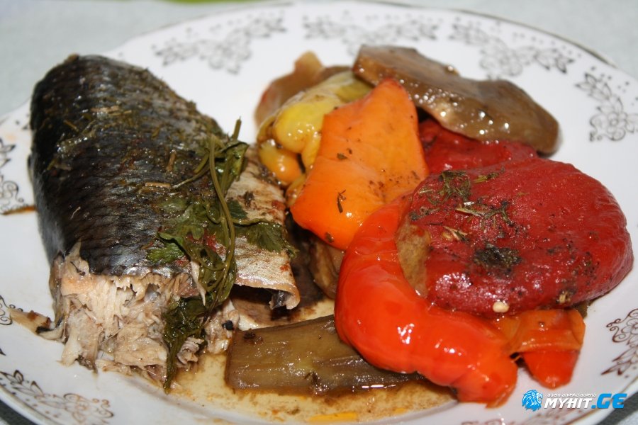 ქაშაყი ბოსტნეულითა და სოიოს სოუსით