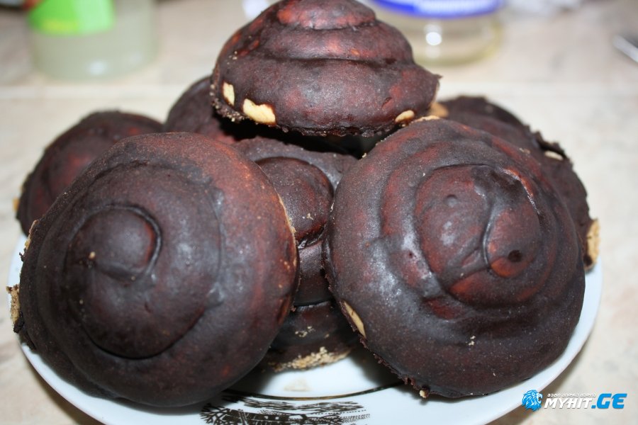 ფხვიერი ნამცხვარი შოკოლადის მინანქრით